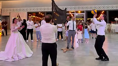 Gelin damat düğünlerinde voleybol oynadı