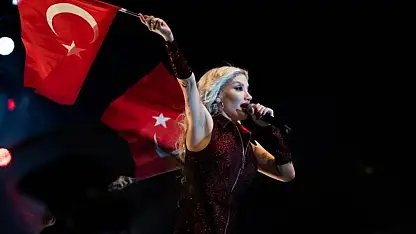 İrem Derici şarkılarıyla coşturdu