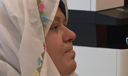 Kıyafetiyle hedef alınan Belediye Başkanı Güneş gözyaşlarını tutamadı