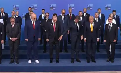 NATO Zirvesi'nde gülümseten an: Beyaz spor ayakkabılar gündem oldu