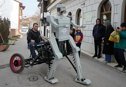Hurda parçalarından yapılan yürüyen robot ilgi odağı oldu