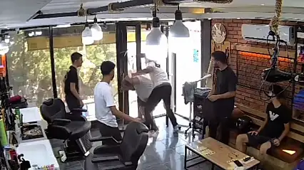 Berbere bıçakla girdi, hayatının dayağını yedi