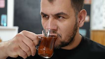 Çayı hatta baklavayı bile acı biberle yiyor: Acısız yaşayamıyor
