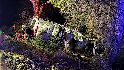Dağcıları taşıyan minibüs şarampole devrildi: 15 yaralı