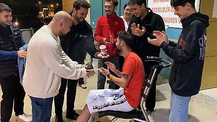 Doğum gününe giderken kaza yaptı, sürpriz hastanede geldi