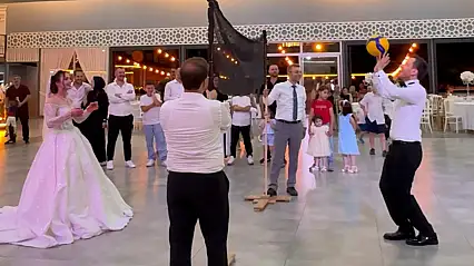 Gelin damat düğünlerinde voleybol oynadı