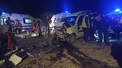 İki araç kafa kafaya çarpıştı: 1 ölü, 3'ü ağır 7 yaralı
