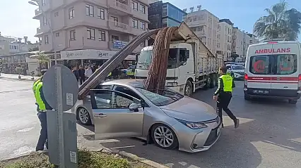 İnşaat demirleri otomobile 'ok' gibi saplandı