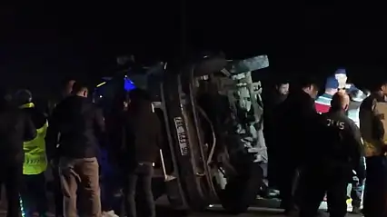 Otomobil ile minibüs çarpıştı: 2 ölü 12 yaralı