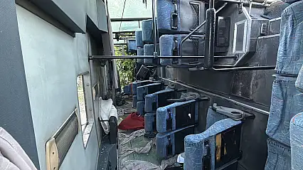 Tırla çarpışan işçi servisi devrildi: 13 yaralı