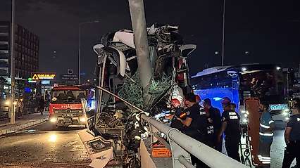 Yolcu otobüsü alt geçit duvarına çarptı: 11 yaralı