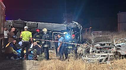 Yolcu otobüsü ile otomobil çarpıştı:  7 ölü 13 yaralı