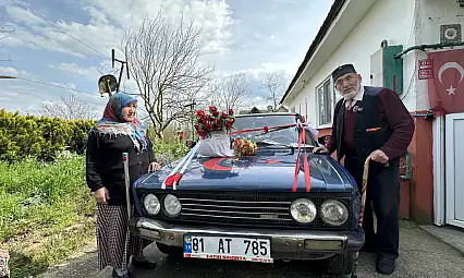 86 yaşında eşi için gelin arabası süsledi, kendi yazdığı şiirle aşkını haykırdı