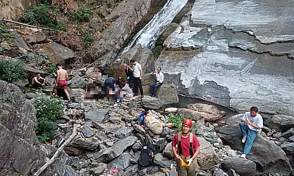 Ayağı kayarak 70 metrelik şelaleden düşen kadın hayatını kaybetti