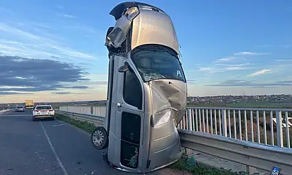 Bariyere çarpan araç dik şekilde kaldı