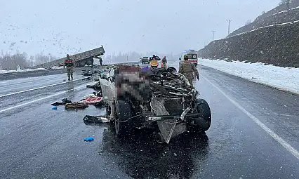 Bitlis-Van yolunda feci kaza: 3 ölü 4 yaralı