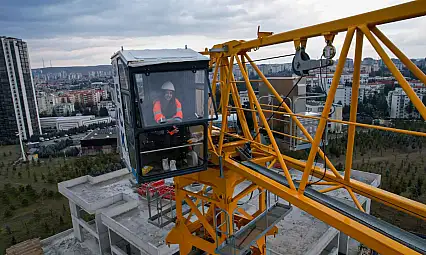 Genç kız, ekmeğini gökyüzünde çıkarıyor