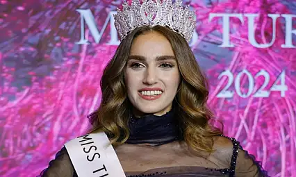 İdil Bilgen Miss World'de çeyrek finale yükseldi
