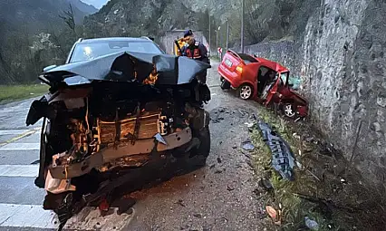 İki otomobil kafa kafaya çarpıştı: 1 ölü, 5 yaralı