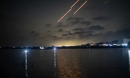 İran gece saatlerinde Tel Aviv'i vurdu