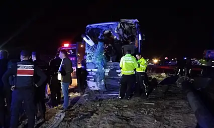 Minibüs yolcu otobüsüyle çarpıştı: 1 ölü, 13 yaralı