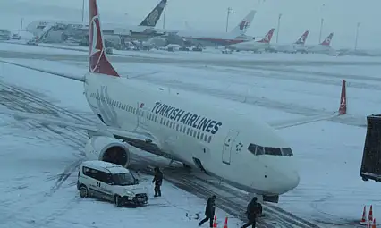 Olumsuz hava koşulları hava yolculuğunu etkiledi: Çok sayıda uçuş iptal