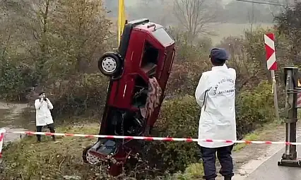 Otomobil dereye uçtu: Soyöz çifti yaşamını yitirdi, 1 kişi ağır yaralı