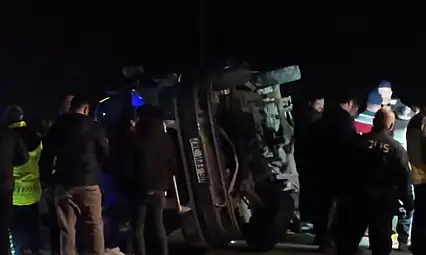 Otomobil ile minibüs çarpıştı: 2 ölü 12 yaralı