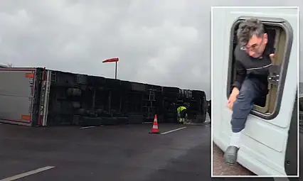 Şiddetli fırtına otobanda tırı devirdi