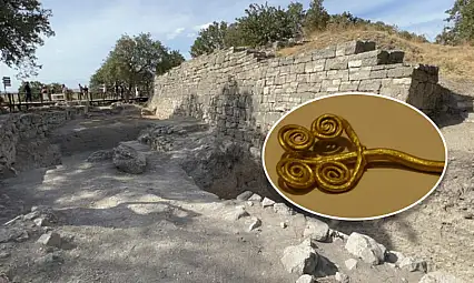 Troya'da 4 bin 500 yıllık altın broş ve yeşim taşı bulundu
