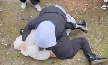 Yine bir akran zorbalığı liseli kızı acımasızca darp ettiler