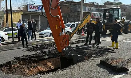 Yol çöktü, trafik felç oldu