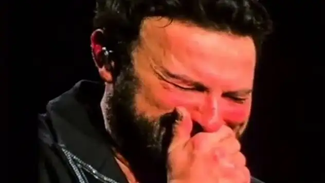 Anne acısıyla sarsılan Tarkan, Stuttgart konserinde gözyaşlarına boğuldu