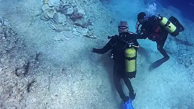Bakan Ersoy, Akdeniz'in 2 bin yıllık su altı hazinesine daldı