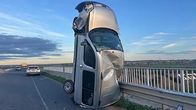 Bariyere çarpan araç dik şekilde kaldı