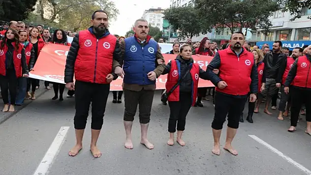 Belediye işçilerinden çıplak ayaklı protesto