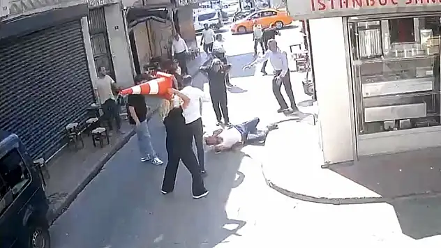 Beyoğlu'nda sarkıntılık iddiası bıçaklı saldırıya dönüştü