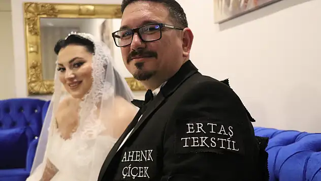 Böylesi görülmedi: Düğün masrafını düşürmek için damatlığını reklam panosuna çevirdi