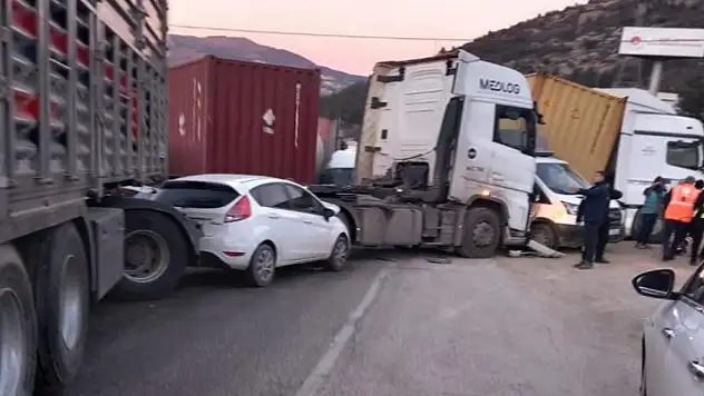 Buzlanma zincirleme kazaya neden oldu: 11 yaralı