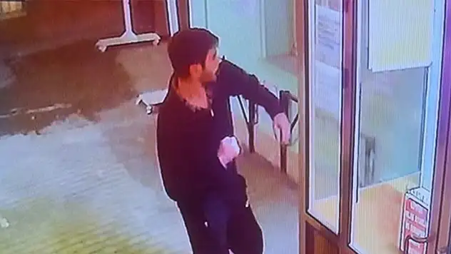 Caminin camlarını yumruklayan sahıs, eli acıyınca saldırıdan vazgeçti