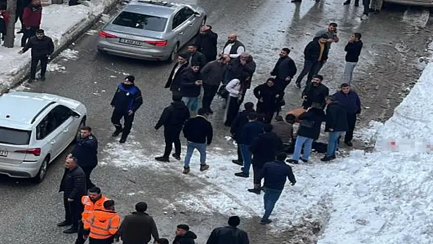 Çatıdan düşen kar kütlesi can aldı