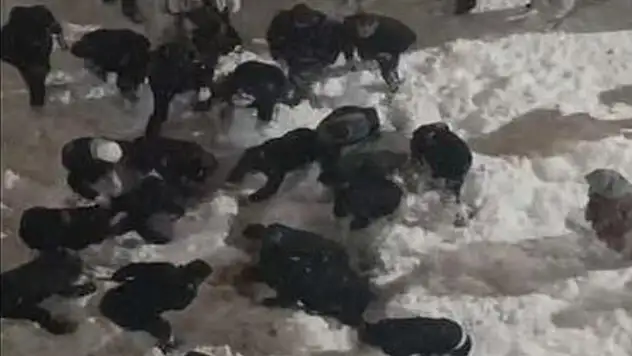 Çatıdan kopan Kar kütlesi öğrencinin üzerine düştü