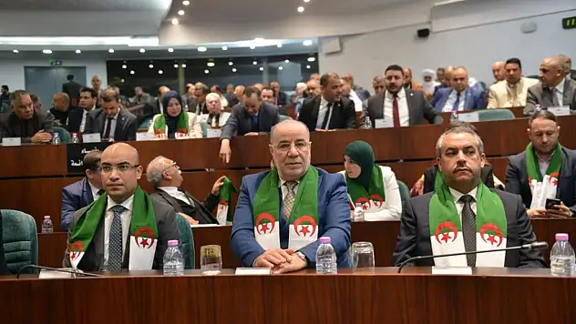 Cezayir'de Fransız sömürgeciliğini suç sayan yasa tasarısı Meclisten oybirliğiyle geçti