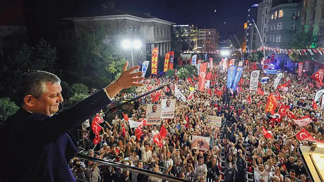CHP Genel Başkanı Özel, Beyoğlu'ndaki mitingde konuştu