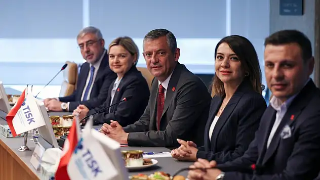 CHP Genel Başkanı Özgür Özel, asgari ücrete ara zam için temaslarını sürdürüyor