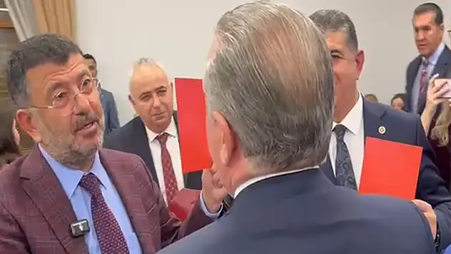 CHP Grubu Bakan Bak'a kırmızı kart gösterdi: Bakan Bak: VAR'dan döner