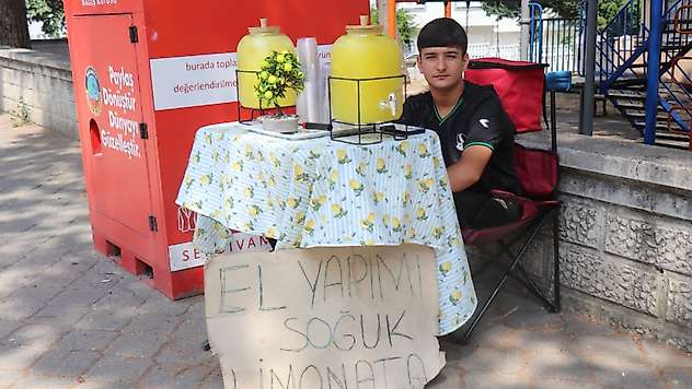 Çocuk girişimci limonata satarak asgari ücretin 3 katını kazandı