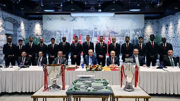 Cumhurbaşkanı Erdoğan, Şampiyon Galatasaray'ı Dolmabahçe'de Ağırladı