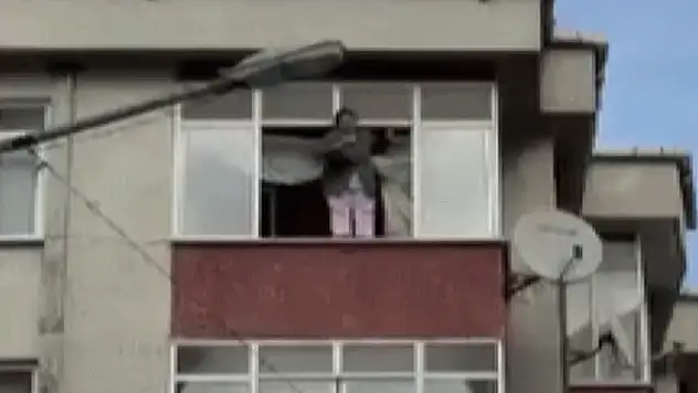 Deprem korkusuyla cama fırladı, çığlık attı