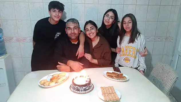 Depremde tüm ailesini kaybeden ve halen kayıp kızını arayan acılı baba, mezarları başında gözyaşına boğuldu